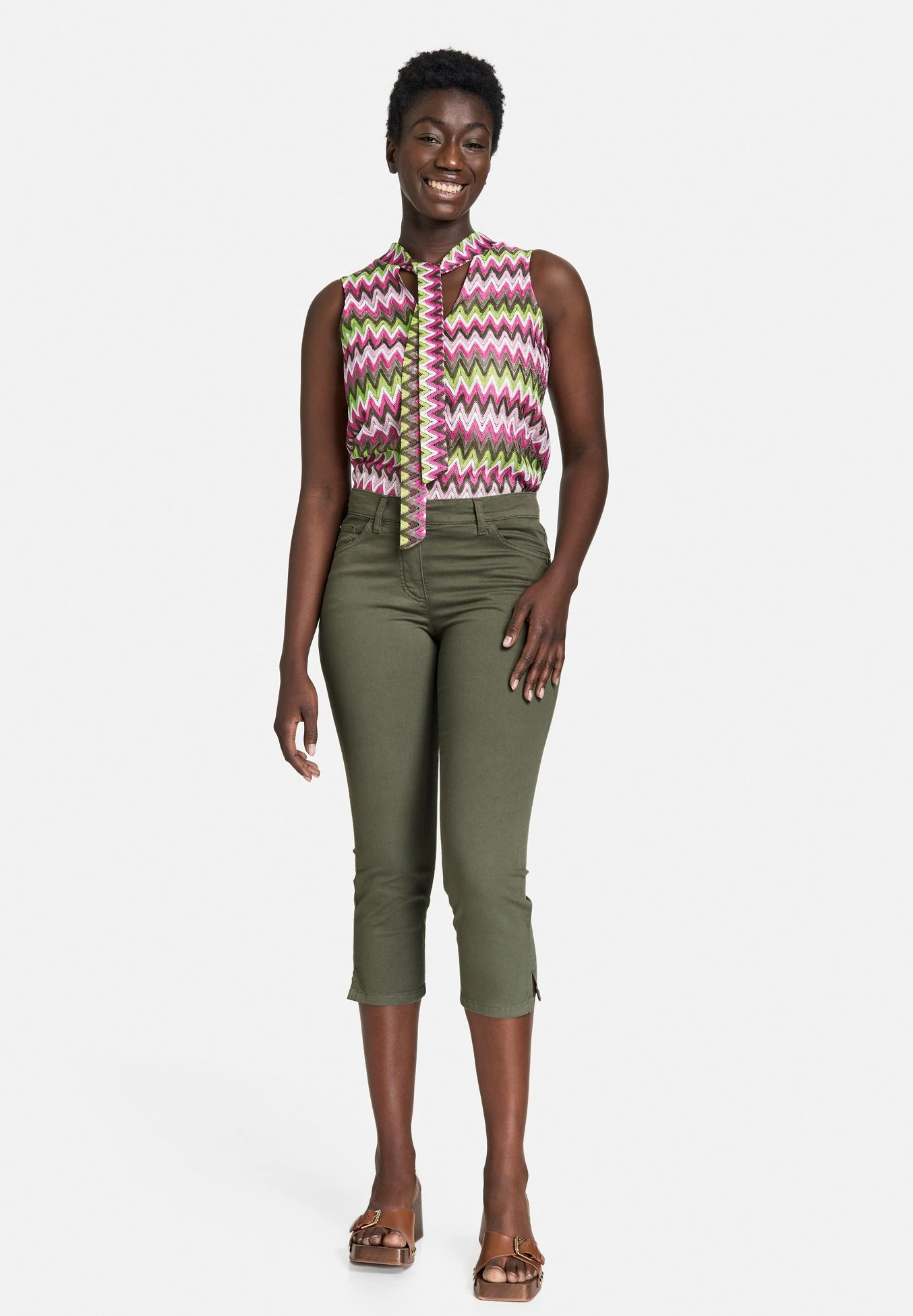 Gerry Weber Best4Me Mit Saumschlitzen 822097 - Broek - Olive 2 Gerry Weber Best4Me Mit Saumschlitzen 822097 - Broek - Olive - Afbeelding 2