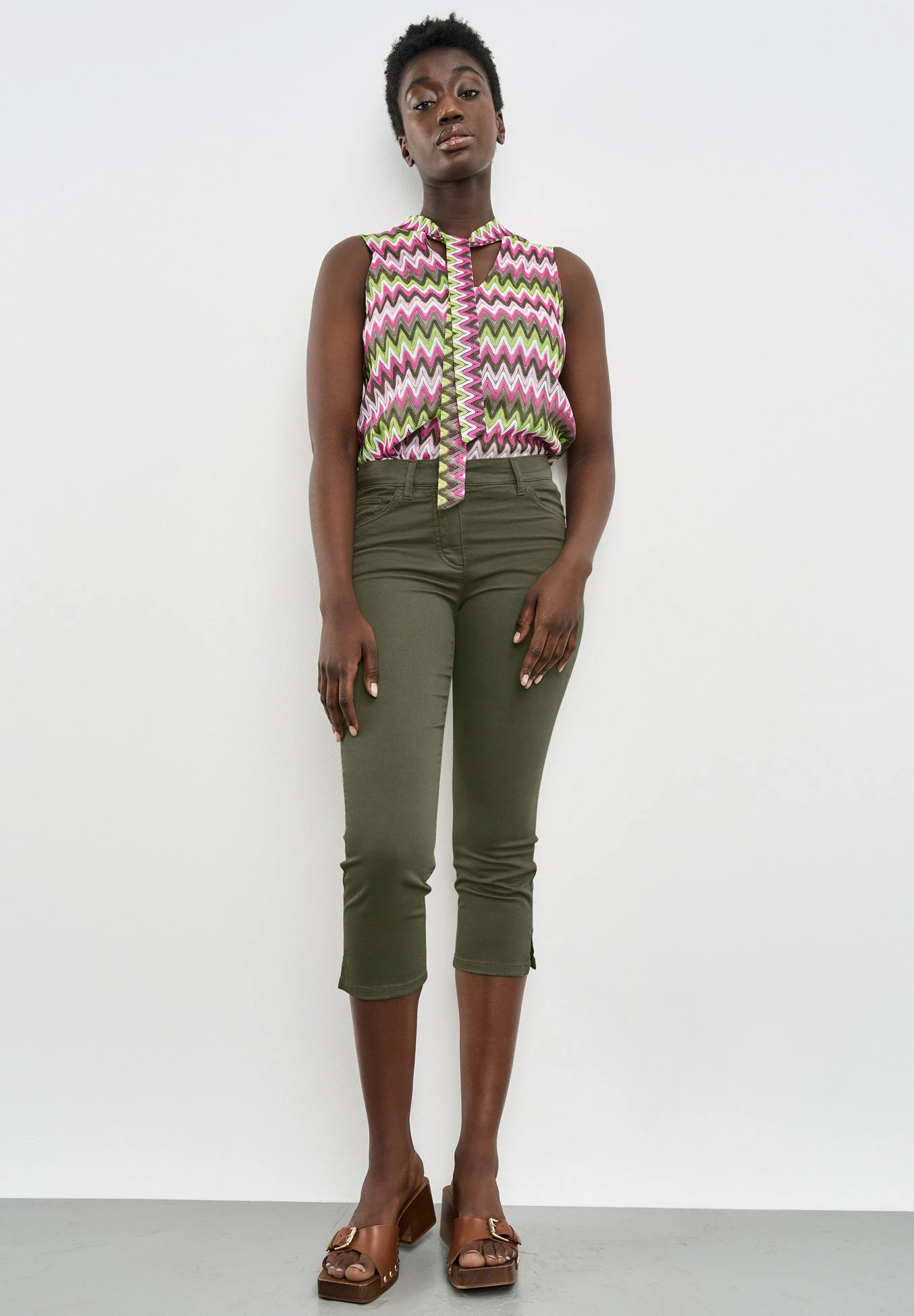 Gerry Weber Best4Me Mit Saumschlitzen 822097 - Broek - Olive 4 Gerry Weber Best4Me Mit Saumschlitzen 822097 - Broek - Olive - Afbeelding 4