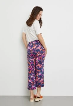 Gerry Weber Verkürzt 7/8 Easy Fit - Broek - Blau Lila Pink Druck 9 Gerry Weber Verkürzt 7/8 Easy Fit - Broek - Blau Lila Pink Druck -Gerry Weber a2eb439d0bac4626b826ac1789d5d273